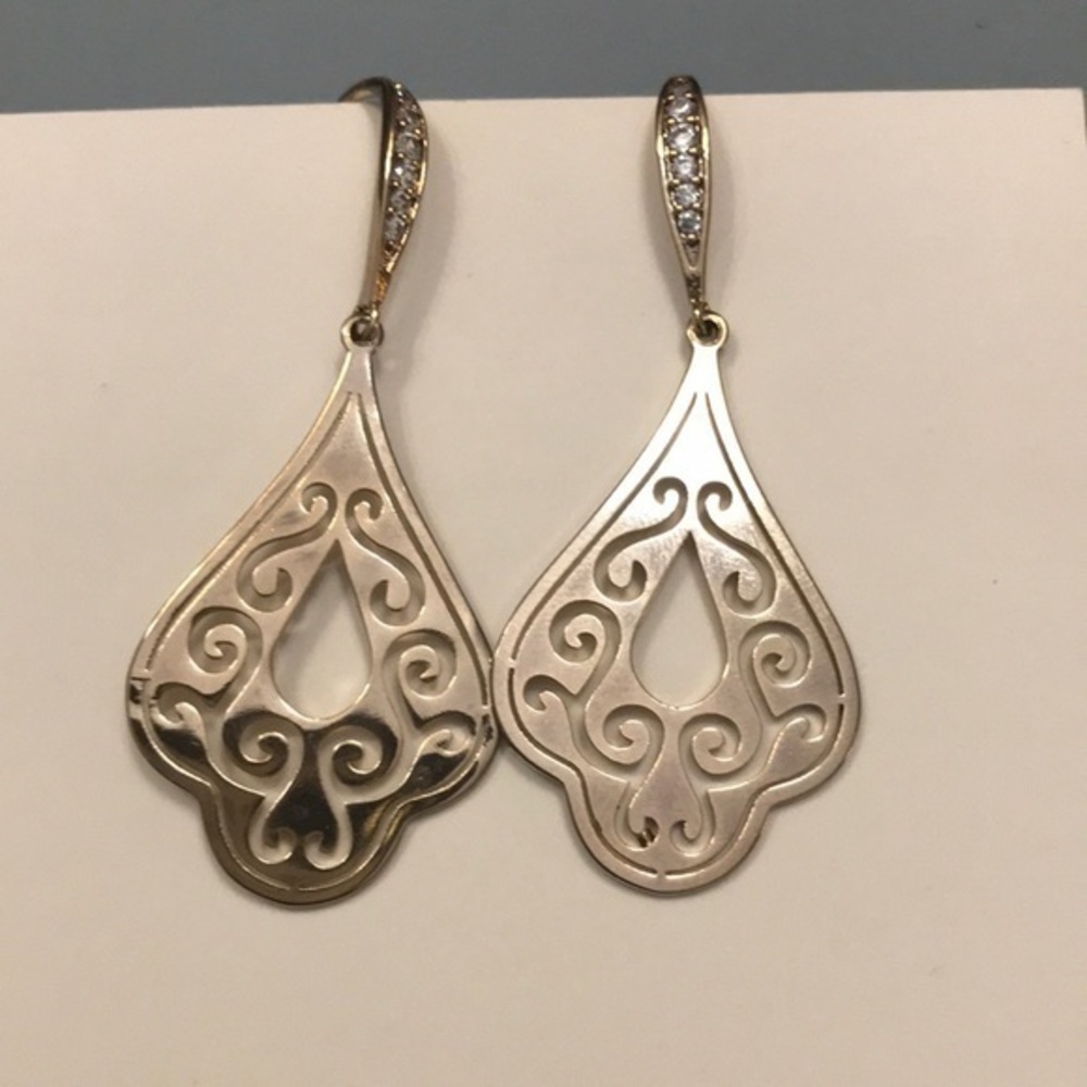 New Gold tone dangling earrings.